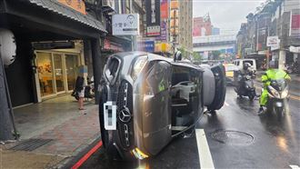 新北,板橋,賓士,翻車,車禍,恍神,電箱。（圖／翻攝畫面）