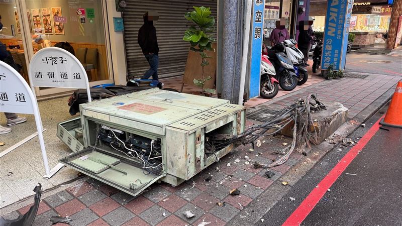 何女駕駛賓士車疑因恍神，失控撞擊路邊的電箱、整台車側翻。（圖／翻攝畫面）