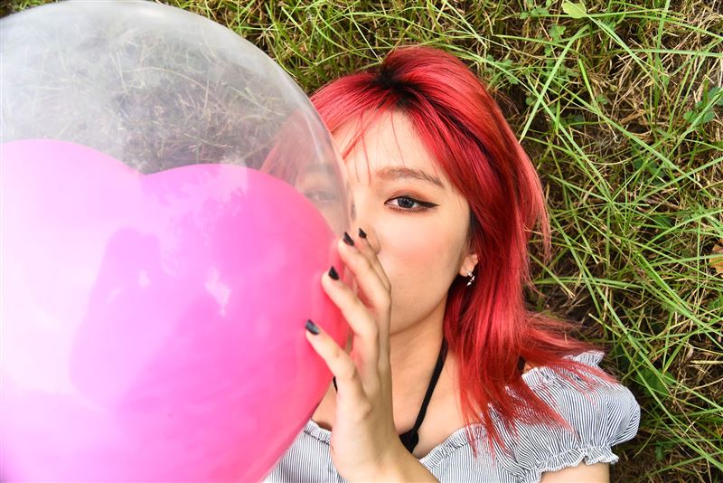 新生代唱作女聲林桉（Anzio）於年末接連推出兩首風格截然不同的新作。（圖／艾芮可公關提供）