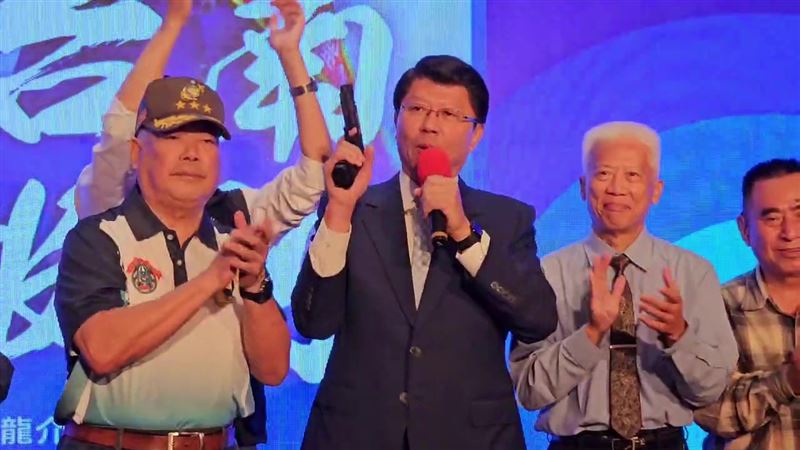 拉抬謝龍介，國民黨副主席季麟連（左）台南送吉祥物「手槍」。（圖／翻攝畫面）