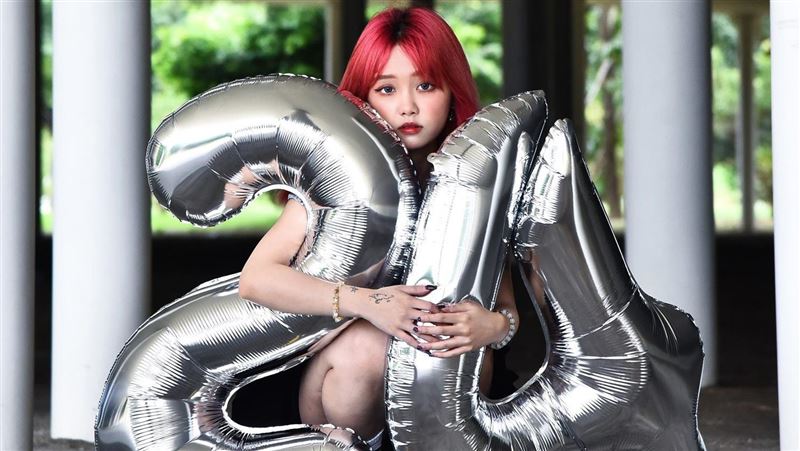 新生代唱作女聲林桉（Anzio）於年末接連推出兩首風格截然不同的新作。（圖／艾芮可公關提供）