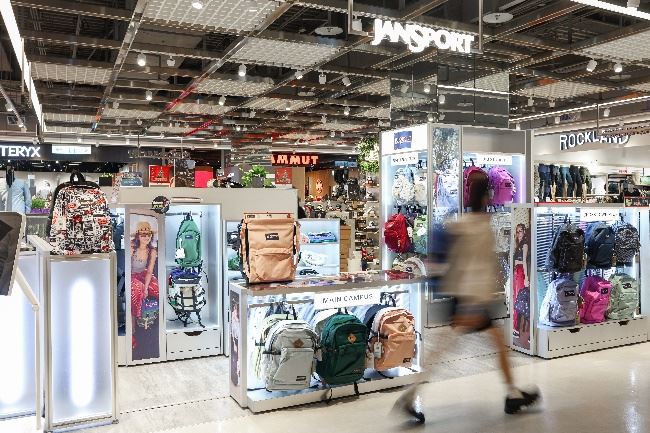JanSport進駐台北信義區一級戰區新光三越，於A11 5樓開設全台首間品牌直營店。（圖／品牌業者提供）