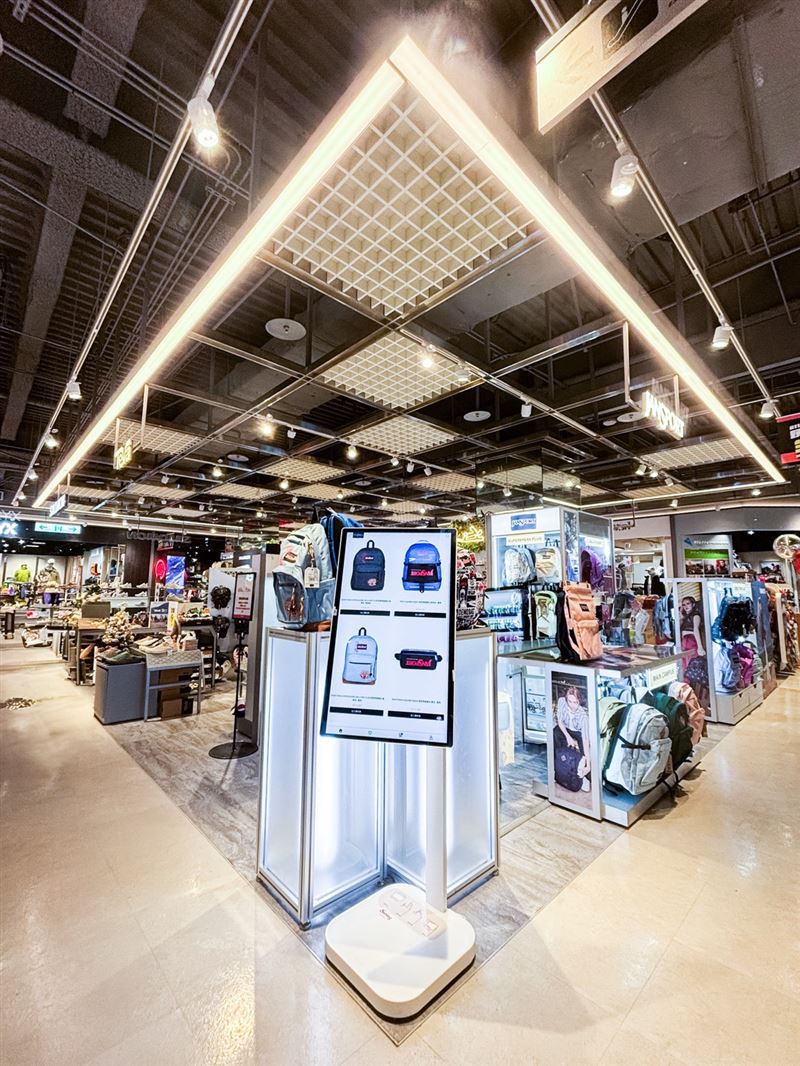 JanSport進駐台北信義區一級戰區新光三越，於A11 5樓開設全台首間品牌直營店。（圖／品牌業者提供）