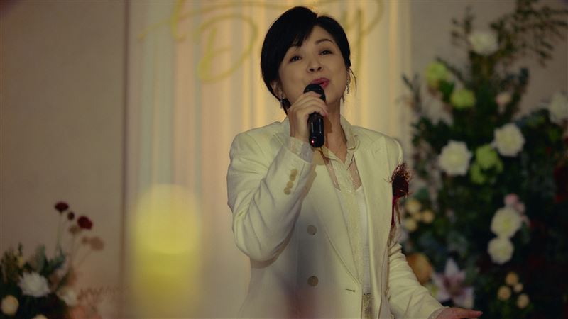 楊貴媚在《雙囍》重感冒抱病開金口獻唱。（圖／水花電影提供）