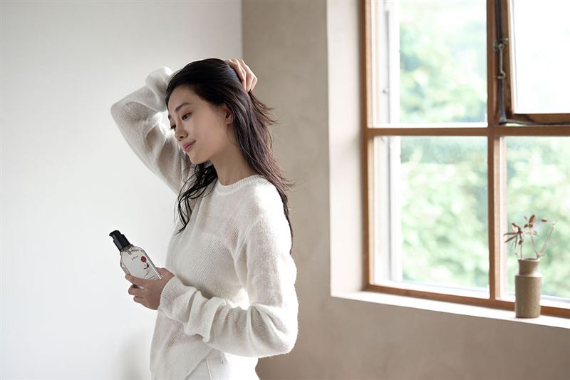 juliArt覺亞解析褪色關鍵，「洸影玫瑰系列」打造日常修護，新春限定優惠1/1正式開跑。（圖／品牌業者提供）