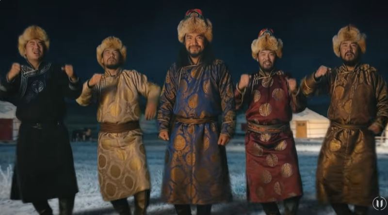 蒙古舞曲風格的《耶誕鈴聲》暴紅，紅到耶誕老人「Santa J Claus官方網頁」IG帳號也按讚肯定。圖為MV畫面。（圖／翻攝自IG @ummetozcan）