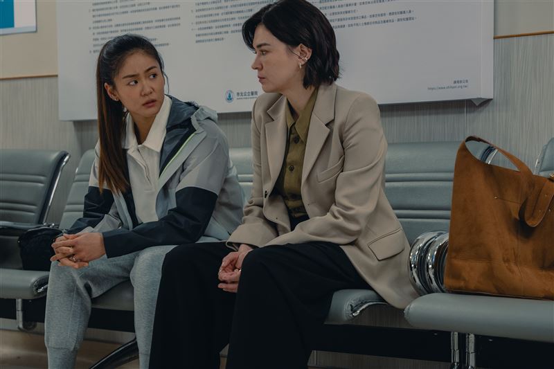 空手道國手文姿云（左）正式在影集《整形過後》迎來戲劇出道，與張榕容（右）首次對戲。（圖／六魚文創提供）