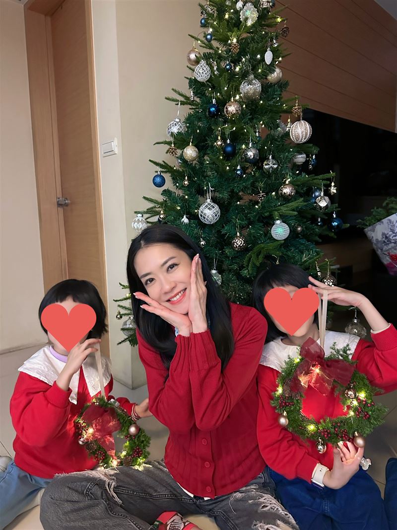 楊千霈與女兒們歡慶聖誕節。（圖／翻攝自楊千霈臉書）