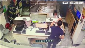 不少民眾主動撰寫感謝卡片後交到派出所值班台。（圖／翻攝畫面）