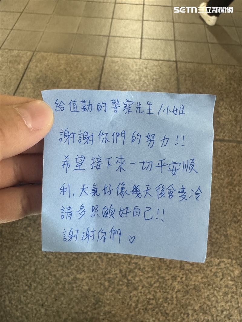 不少民眾主動撰寫感謝卡片後交到派出所值班台。(圖/翻攝畫面)