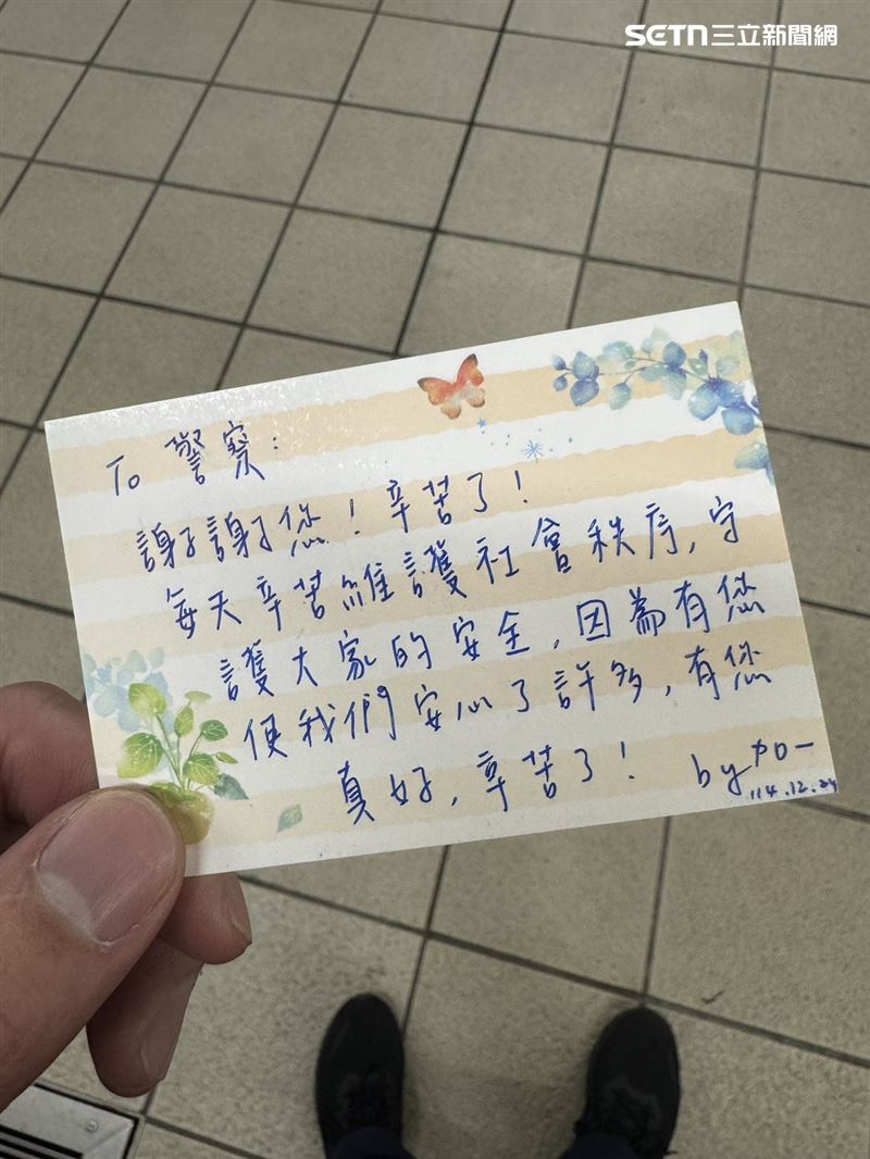 不少民眾主動撰寫感謝卡片後交到派出所值班台。(圖/翻攝畫面)