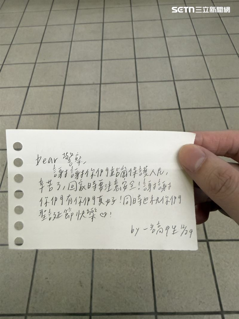 不少民眾主動撰寫感謝卡片後交到派出所值班台。(圖/翻攝畫面)