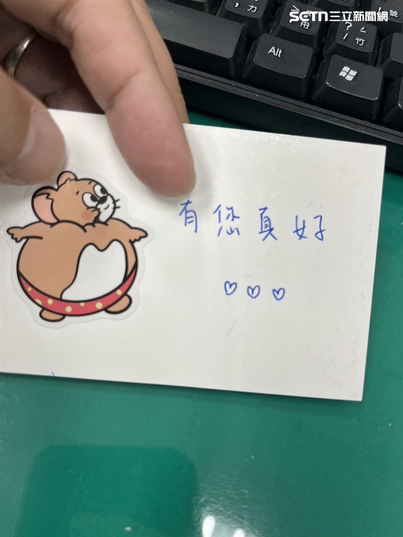 不少民眾主動撰寫感謝卡片後交到派出所值班台。(圖/翻攝畫面)