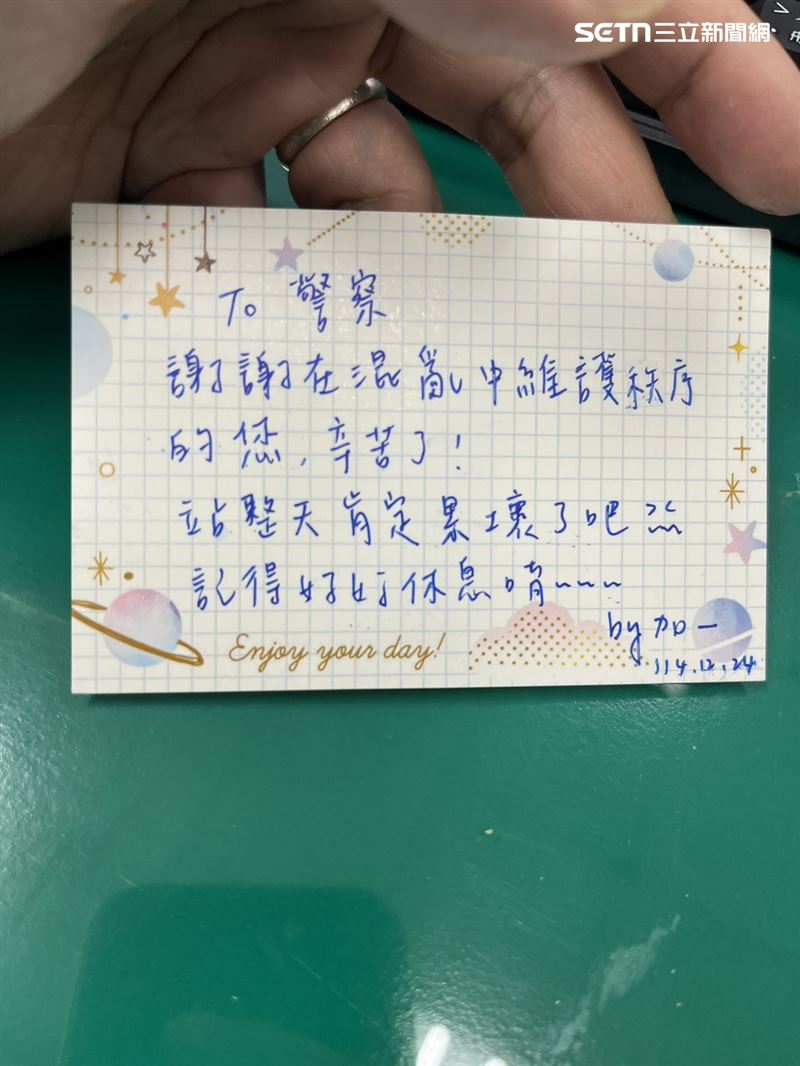 不少民眾主動撰寫感謝卡片後交到派出所值班台。(圖/翻攝畫面)