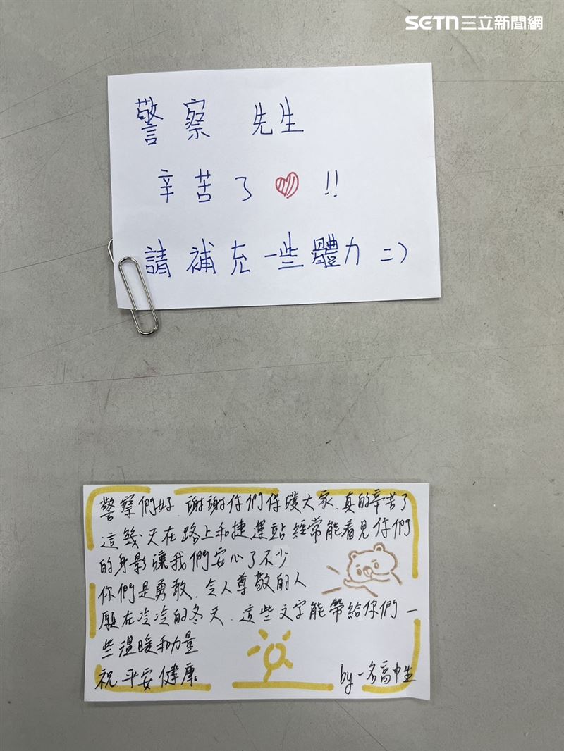 不少民眾主動撰寫感謝卡片後交到派出所值班台。(圖/翻攝畫面)