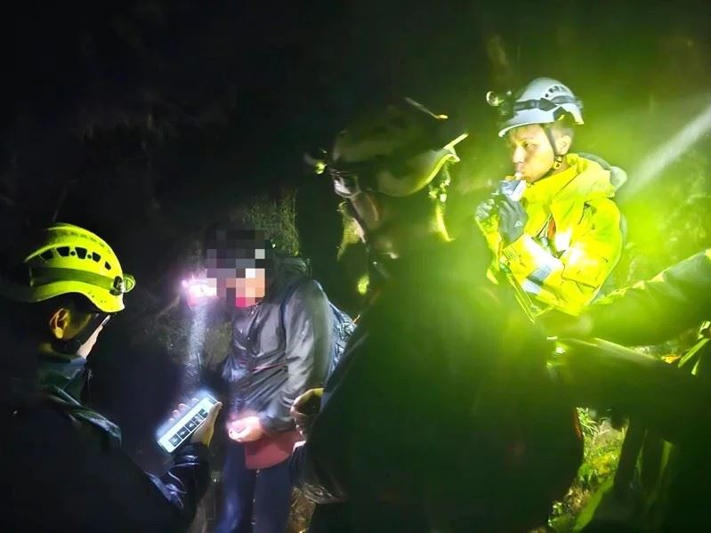 來自台北的65歲男子獨自一人攀巴博庫魯山迷途，氣溫急凍，他在手機快沒電時聯繫友人協助報案。（圖／翻攝畫面）