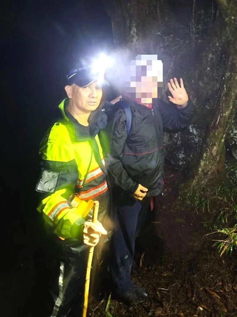 今天凌晨郭男被搜救人員尋獲，順利帶下山。（圖／翻攝畫面）