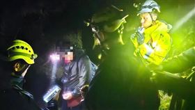 來自台北的65歲男子獨自一人攀巴博庫魯山迷途，氣溫急凍，他在手機快沒電時聯繫友人協助報案，今天被搜救人員尋獲，順利帶下山。（圖／翻攝畫面）