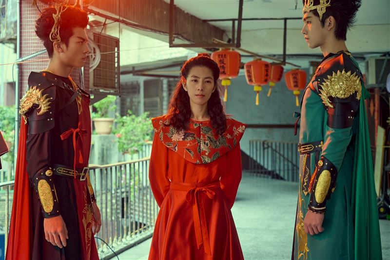 林辰唏（中）扮演媽祖，黃登楷（右）、王品澔（左）分別飾演順風耳與千里眼。（圖／民視提供）