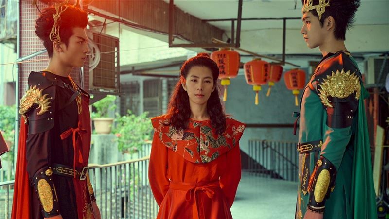 狠甩粿王風波！王品澔現身宮廟服務神明