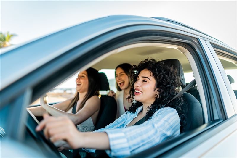 旅人認為共享公路旅遊更隨興有彈性（全球79%；台灣90%）、有機會認識新朋友（全球77%；台灣83%），並分擔駕駛責任（全球76%；台灣87%）。（圖／Booking.com提供）