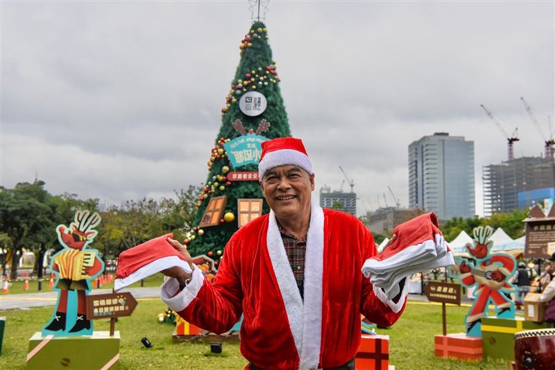 林慶台牧師現身聖誕市集擔任聖誕老公公。（圖／MOYO CITY提供）