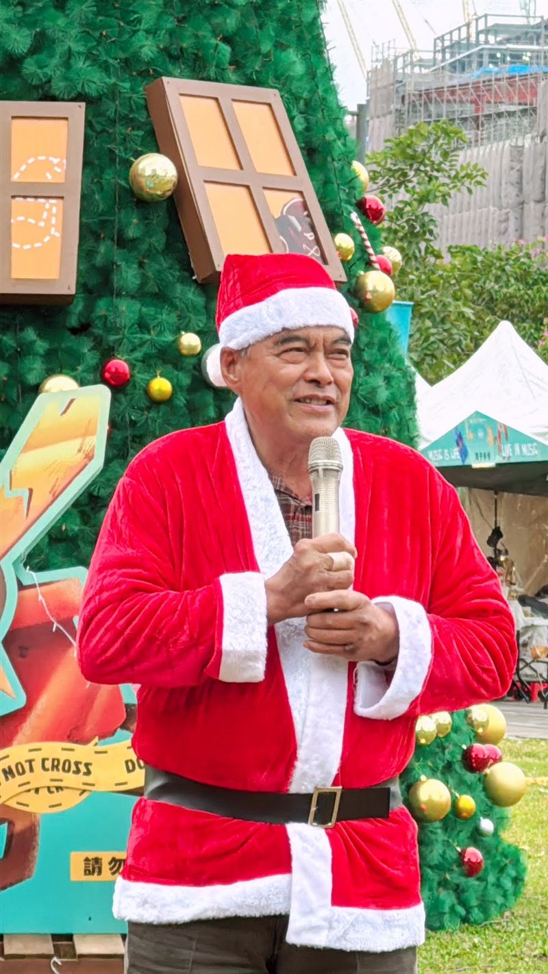 林慶台牧師不畏寒冷逗小朋友開心。（圖／MOYO CITY提供）