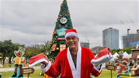 林慶台牧師現身聖誕市集擔任聖誕老公公。（圖／MOYO CITY提供）