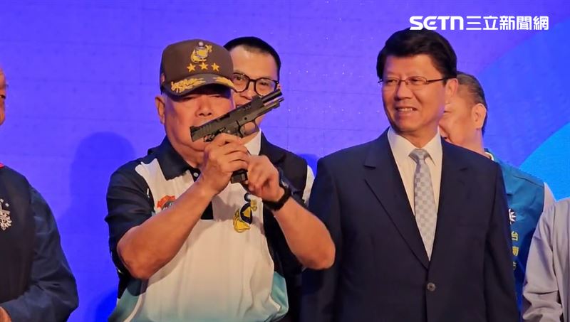 季麟連現場組裝手槍，並遞給謝龍介「開一槍」。（圖／翻攝畫面）