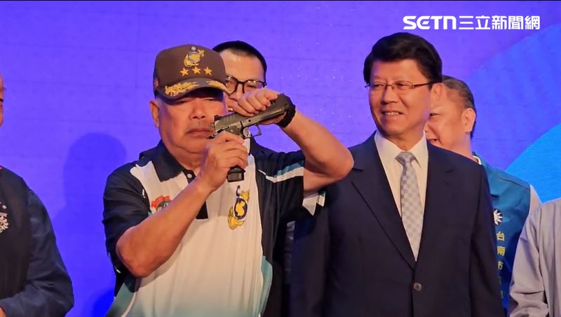 季麟連現場組裝手槍，並遞給謝龍介「開一槍」。（圖／翻攝畫面）