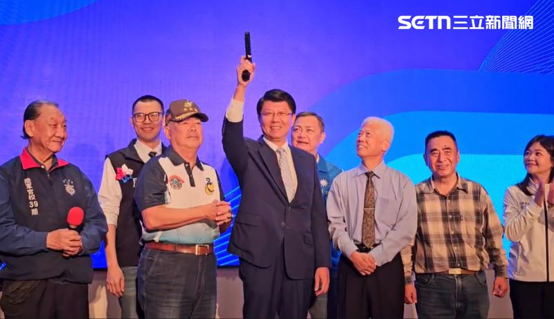 季麟連現場組裝手槍，並遞給謝龍介「開一槍」。（圖／翻攝畫面）