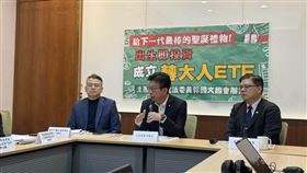 民進黨立委郭國文25日在臉書發文，質疑藍白陣營提出的「台灣未來帳戶」政策，內容與他一個月前主張的「轉大人ETF」高度雷同。他列舉「出生即投資」、「鎖定ETF」、「18歲才可動用」三大巧合，譏諷兩大黨智庫竟「複製貼上」立委辦公室的創意，並提醒藍白勿違反預算法。（圖／記者師瑞德攝影）