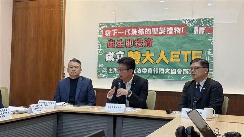 民進黨立委郭國文25日在臉書發文，質疑藍白陣營提出的「台灣未來帳戶」政策，內容與他一個月前主張的「轉大人ETF」高度雷同。他列舉「出生即投資」、「鎖定ETF」、「18歲才可動用」三大巧合，譏諷兩大黨智庫竟「複製貼上」立委辦公室的創意，並提醒藍白勿違反預算法。（圖／記者師瑞德攝影）