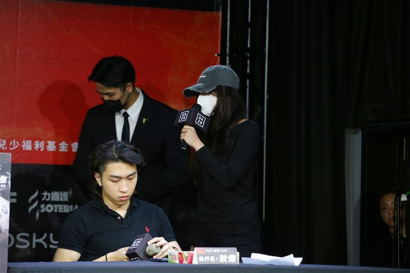 受害女出面還原經過，並透露先前簽署賠償合約後，孫生卻公開稱她敲詐，讓她痛心決定正式提告。（圖／記者鄭孟晃攝影）