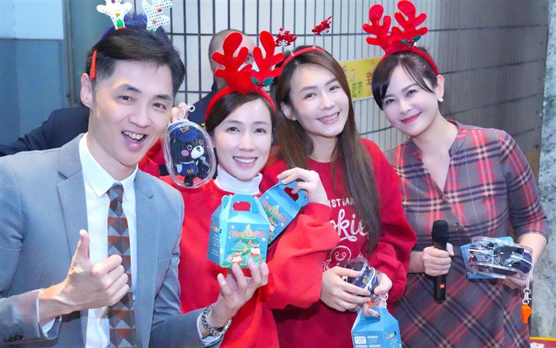 宋逸民、陳維齡牧師夫婦帶隊，小薰（黃瀞怡）、李又汝一同前往內政部警政署參與報佳音。（圖／藝起發光提供）