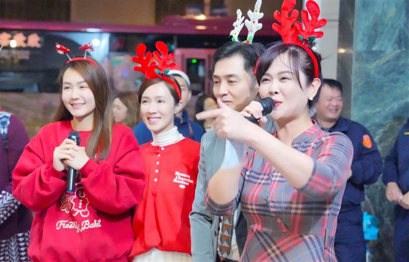 宋逸民、陳維齡牧師夫婦帶隊，並由藝人小薰（黃瀞怡）、李又汝一同參與報佳音，成為聖誕夜最溫馨的亮點。（圖／藝起發光提供）