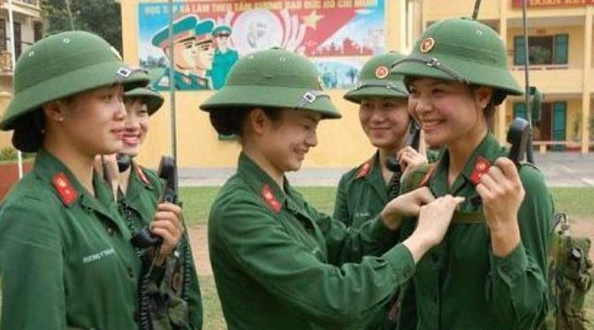 「圓頂綠帽」成為大家對越南軍隊的深刻印象標誌之一。（圖／翻攝自微博）