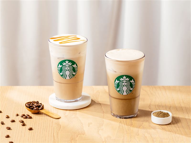星巴克外送限定新飲品「鹹焦糖風味福吉茶那堤」(右)，及「焦糖奶香星享那堤」(左)，於12月26日起登場。（圖／品牌業者提供）