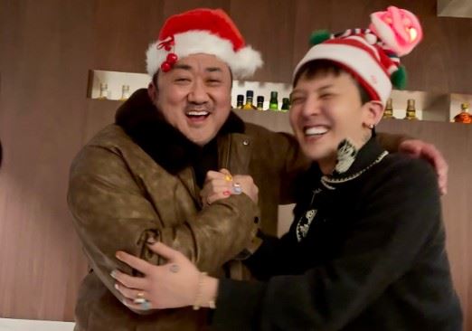 聖誕節驚喜連連！南韓巨星馬東石與天王G-Dragon合體現身。（圖／翻攝自@donlee IG）