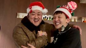 聖誕節驚喜連連！南韓巨星馬東石與天王G-Dragon合體現身。（圖／翻攝自@donlee IG）