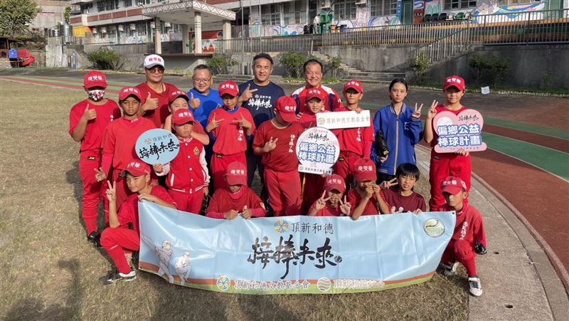 台中和平山區的德芙蘭國小少棒隊在頂新和德文教基金會支持下，除提供經費外，孩子們第一次使用到味全龍職業棒球隊練習球。(圖／頂新和德文教基金會提供）
