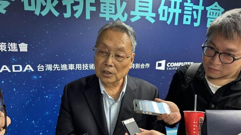 宏碁創辦人施振榮日前出席無人機研討會,盤點台灣產業前景。他分析台灣擁有「信任價值」、「應用轉型」與「軍民兩用」等3大勝算,應確立「研發在台」戰略。然而,他也示警「人才短缺」是當前1大隱憂,呼籲政府儘速引進外籍碩博士補足缺口,以免拖累產業競爭力。(圖/記者師瑞德攝影)
