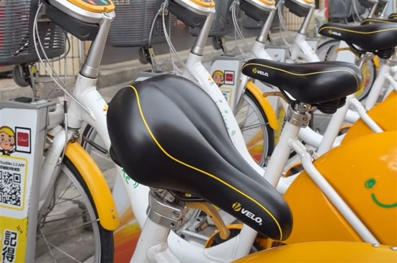 停放在租賃站的Youbike有些座椅被反轉180度，不是惡作劇，而是提醒故障車的暗號。（翻攝自IG／@youbike_tw）