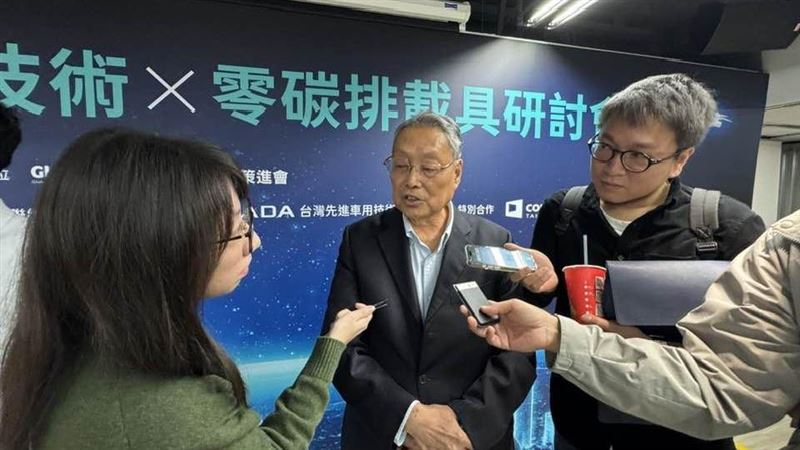 台灣全球無線平台策進會榮譽理事長施振榮日前出席無人機研討會,霸氣定調台灣產業戰略。他強調,台灣是全球最值得信賴的夥伴,應確立「研發基點在台灣、生產佈局全球」的模式。面對人才短缺隱憂,他更呼籲應積極引進外籍碩博士,並推動「軍民兩用」策略,以商業規模支撐國防研發能量。(圖/記者師瑞德攝影)