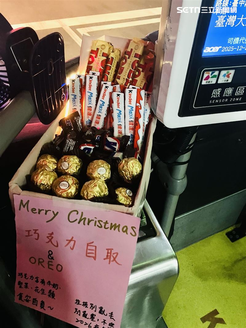 台中公車司機在平安夜與聖誕節暖送巧克力給學生們使用。（圖／網友syu_ying_syu授權提供，未經同意請勿轉載）