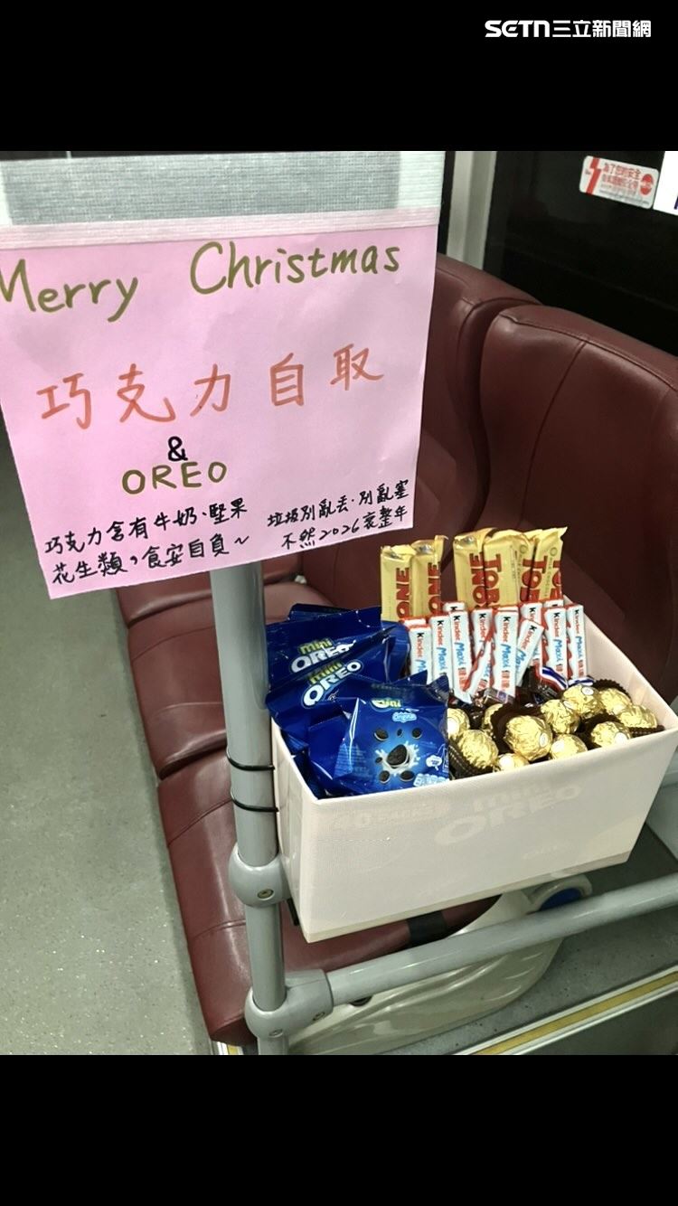 司機在一旁貼上手寫提醒，巧克力含有牛奶、堅果、花生類等過敏原成分。（圖／網友syu_ying_syu授權提供，未經同意請勿轉載）