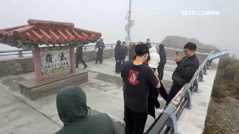 耶誕節一大早,武嶺就湧入大批民眾等雪