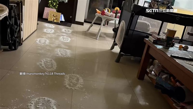 家長用玉米粉撒在地板,營造出腳印的圖案,要讓小孩相信耶誕老人真的來過家裡送禮物