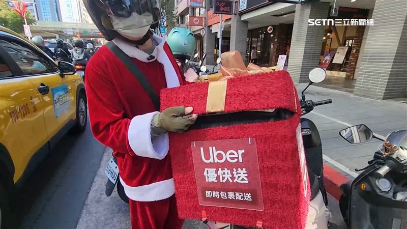 外送人員精心裝扮成耶誕老人,外送箱也變成了禮物盒