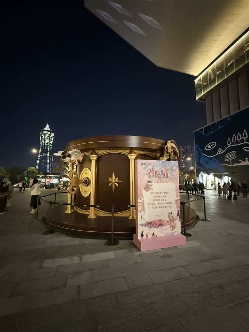 杭州中心聖誕樹被拆引發網友討論。(圖/翻攝自抖音)